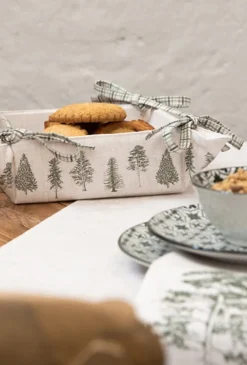 Broodmandje dennenbomen