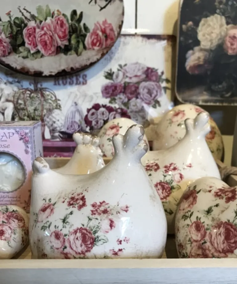 Decoratie kip met roosjes (M)