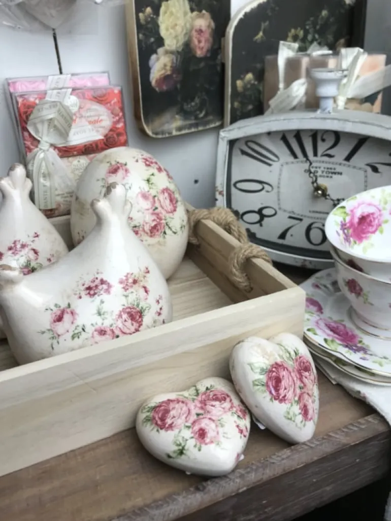 Decoratie kip met roosjes (M)