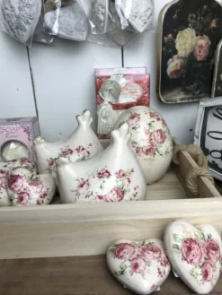 Decoratie kip met roosjes (M)