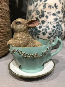 Decoratie konijn in kopje zittend