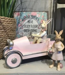 Decoratie konijn in roze auto