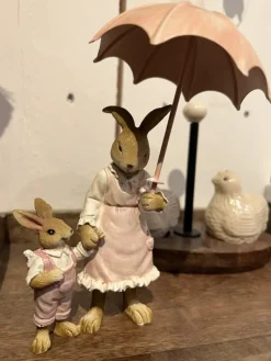 Decoratie konijn met kleintje aan de hand