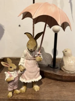Decoratie konijn met kleintje aan de hand