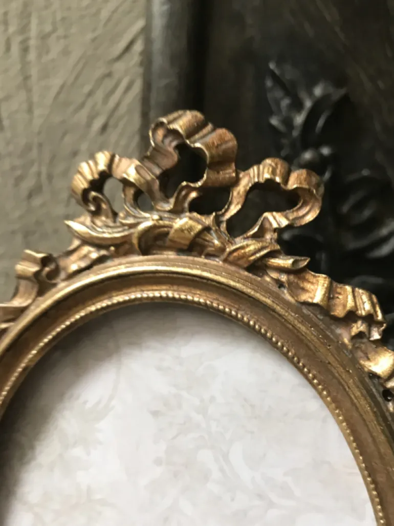 Fotolijst op voet met strik goudkleur