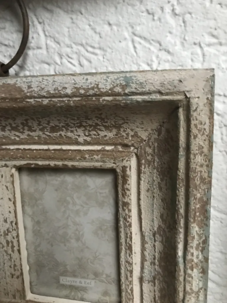 Hangende brocante fotolijst voor 4 foto’s