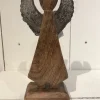Houten engel met ijzeren vleugels