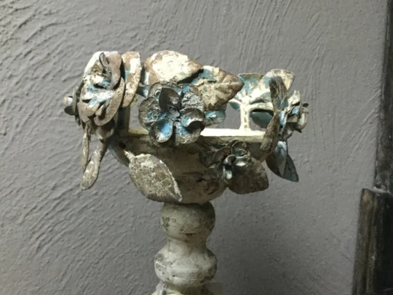 Ijzeren kandelaar met bloemen 13*36