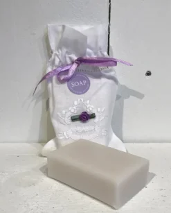 Linnen zakje broderie gevuld met Lavendel Zeep