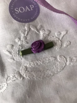 Linnen zakje broderie gevuld met Lavendel Zeep