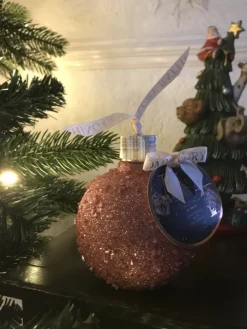 Luxe Kerstbal gevuld met badschuim Velvet Rose