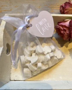 Organza zakje gevuld met mini hartzeepjes With Love