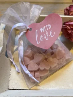 Organza zakje gevuld met mini hartzeepjes With Love roze