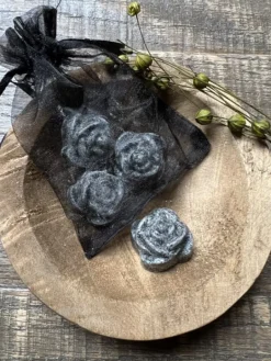 Organza zakje met 4 amberblokjes roos Black Musk