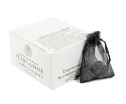 Organza zakje met 4 amberblokjes roos Black Musk