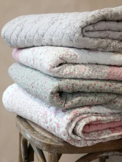 Quilt / woondeken Lavender fog 180*130