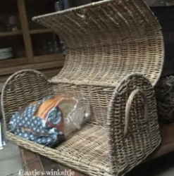 Rieten broodmand Brood met witte letters