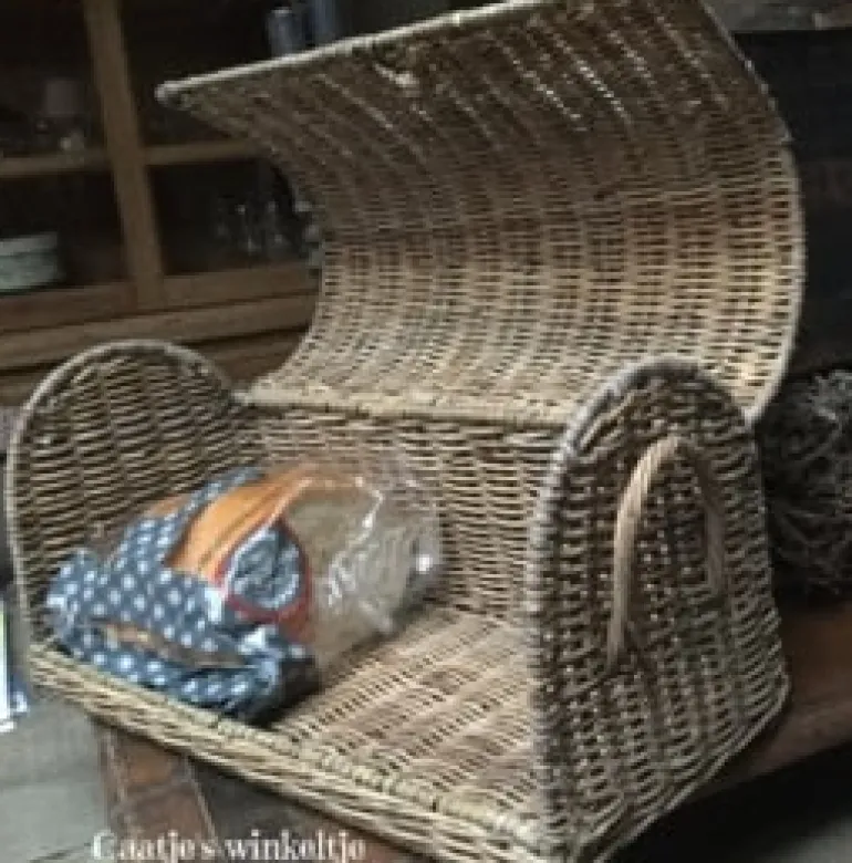 Rieten broodmand Brood met witte letters