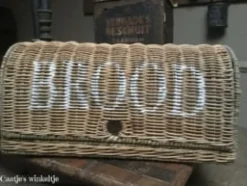 Rieten broodmand Brood met witte letters