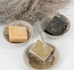 Schaaltje bloemetjes zand