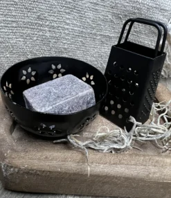 Schaaltje bloemetjes zwart