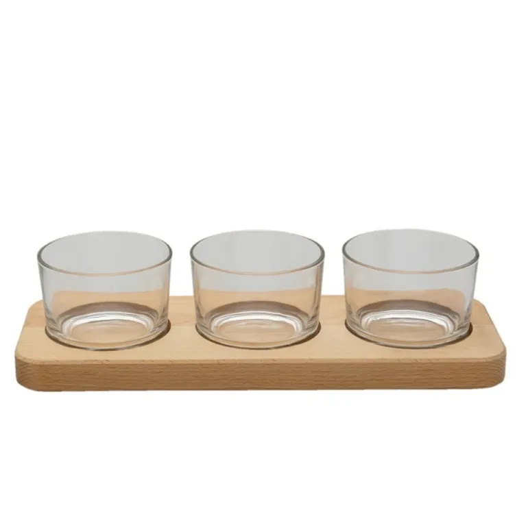 Schaaltjes (3) op houten plank