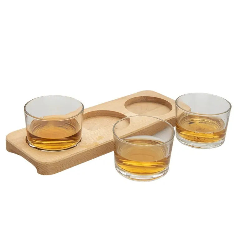 Schaaltjes (3) op houten plank