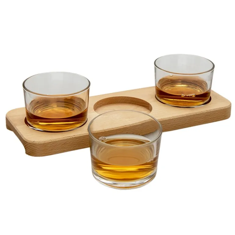 Schaaltjes (3) op houten plank