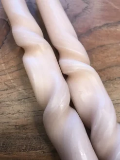 Set van 2 kaarsen gedraaid beige