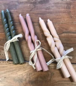Set van 2 kaarsen gedraaid beige