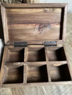 Stoer landelijk houten theedoos 6-vaks
