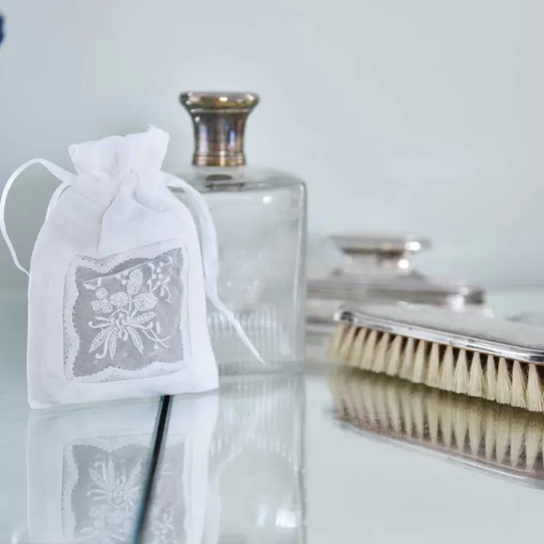 Wit geborduurd geurzakje gevuld met lavendel