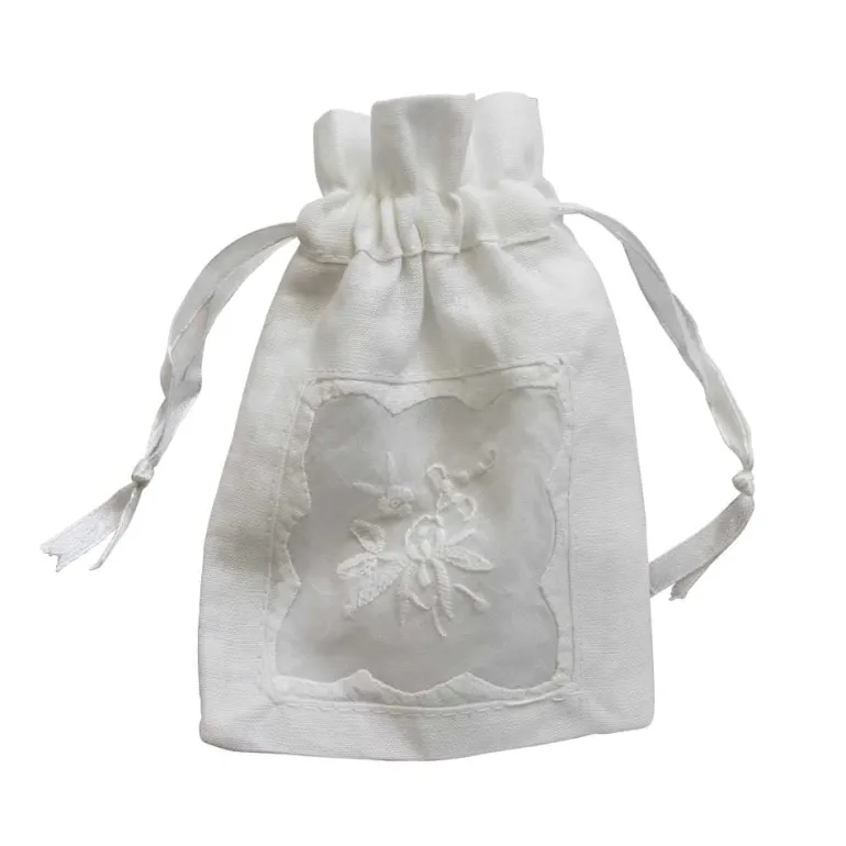 Wit geborduurd geurzakje gevuld met lavendel
