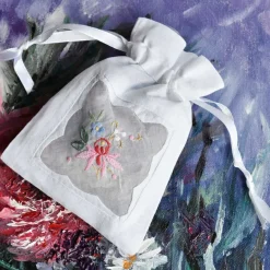 Wit geurzakje met borduurwerk en gevuld met lavendel