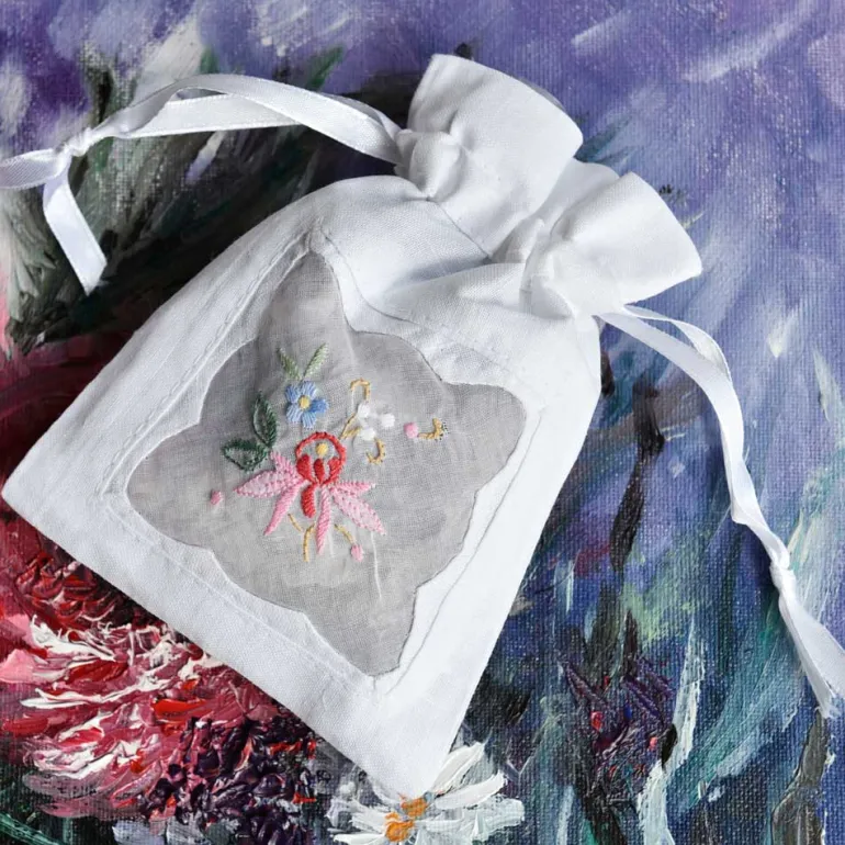 Wit geurzakje met borduurwerk en gevuld met lavendel