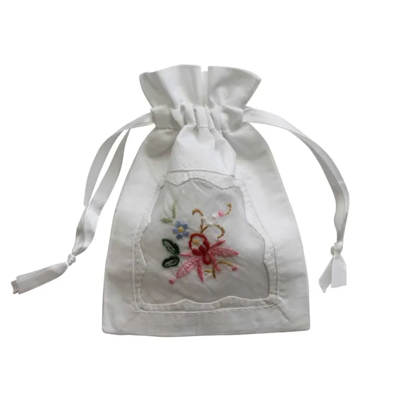Wit geurzakje met borduurwerk en gevuld met lavendel