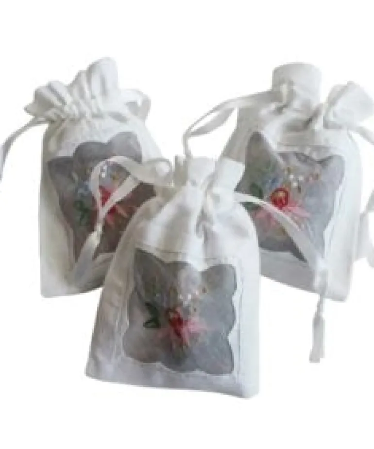 Wit geurzakje met borduurwerk en gevuld met lavendel